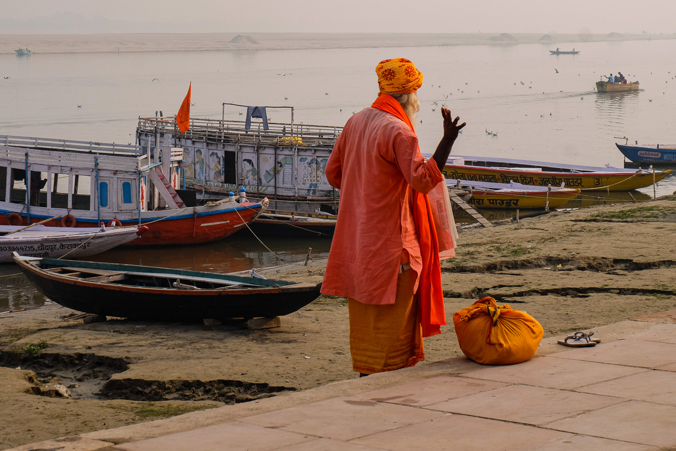 Inde-Goa-Le-vieil-homme-au-baton-namaste